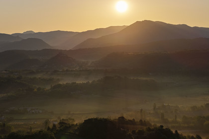 France, Vaucluse (84), Dentelles de Montmirail, Crestet, la plaine au nord de Malaucène au lever de soleil (vue aérienne)