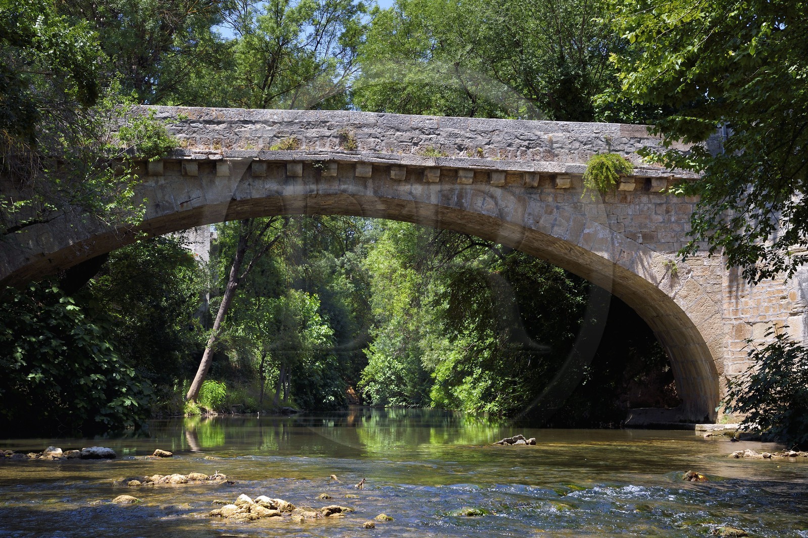 France, Var (83), Provence Verte, Correns, 1er village bio de France, le pont sur le fleuve Argens
