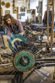 France, Drôme (26), Drôme provençale, Nyons, La Scourtinerie, dernière manufacture de scourtins de Provence, filtres traditionnels utilisés dans la fabrication de l'huile d'olive mais conçus aussi aujourd'hui comme objets de décoration en fibre de coco, fabrication de scourtins dans leur atelier sur des appareils à tisser circulaires faits sur mesure
