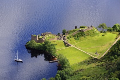 Royaume-Uni, Ecosse, Highland, le Loch Ness, chateau d' Urquhart (vue aérienne)
