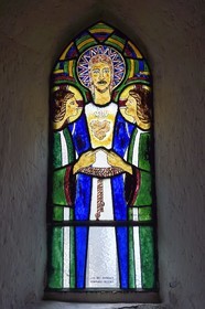 France, Cantal (15), Sainte-Marie, église Sainte-Agathe, vitrail dessiné par Jean Cocteau et réalisés à Saint Jean Cap Ferrat dans les ateliers Pelissier, le Christ entouré de deux anges dont les index se rejoignent représente un Sacré Coeur