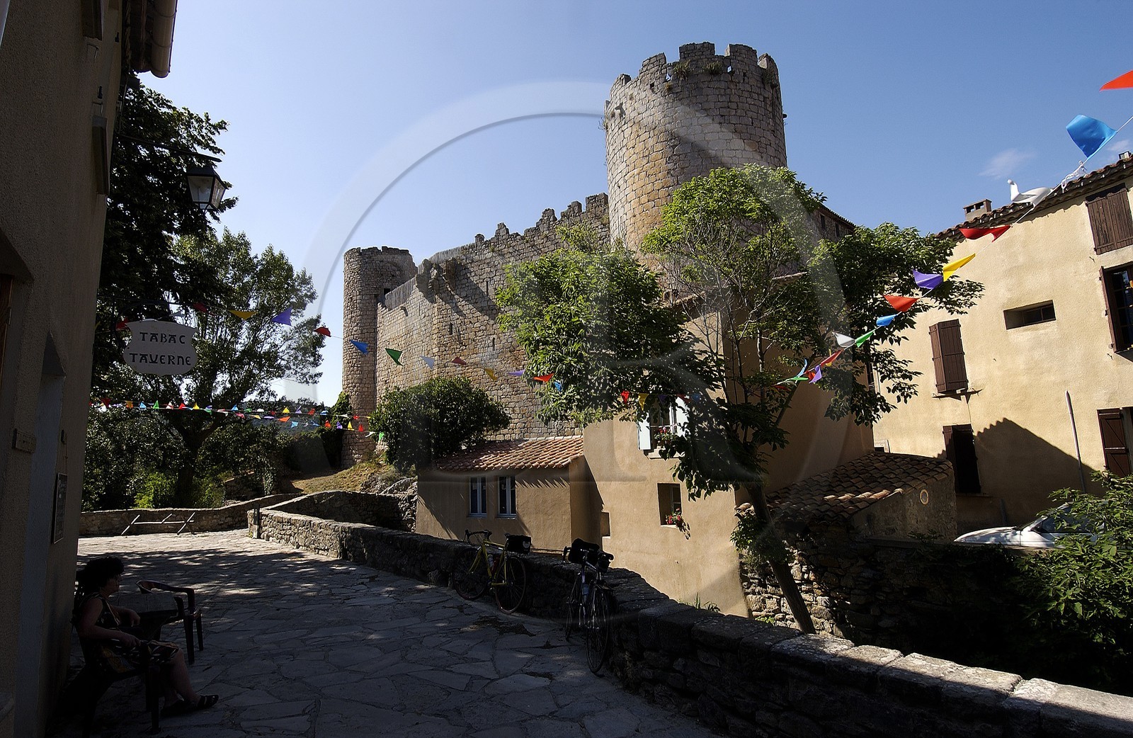France, Aude (11), chateau du village cathare de Villerouge-Termenes au coeur des corbieres
