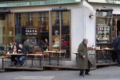 France, Paris (75), Montmartre, terrasse de Café Bio rue Lepic, vieil homme