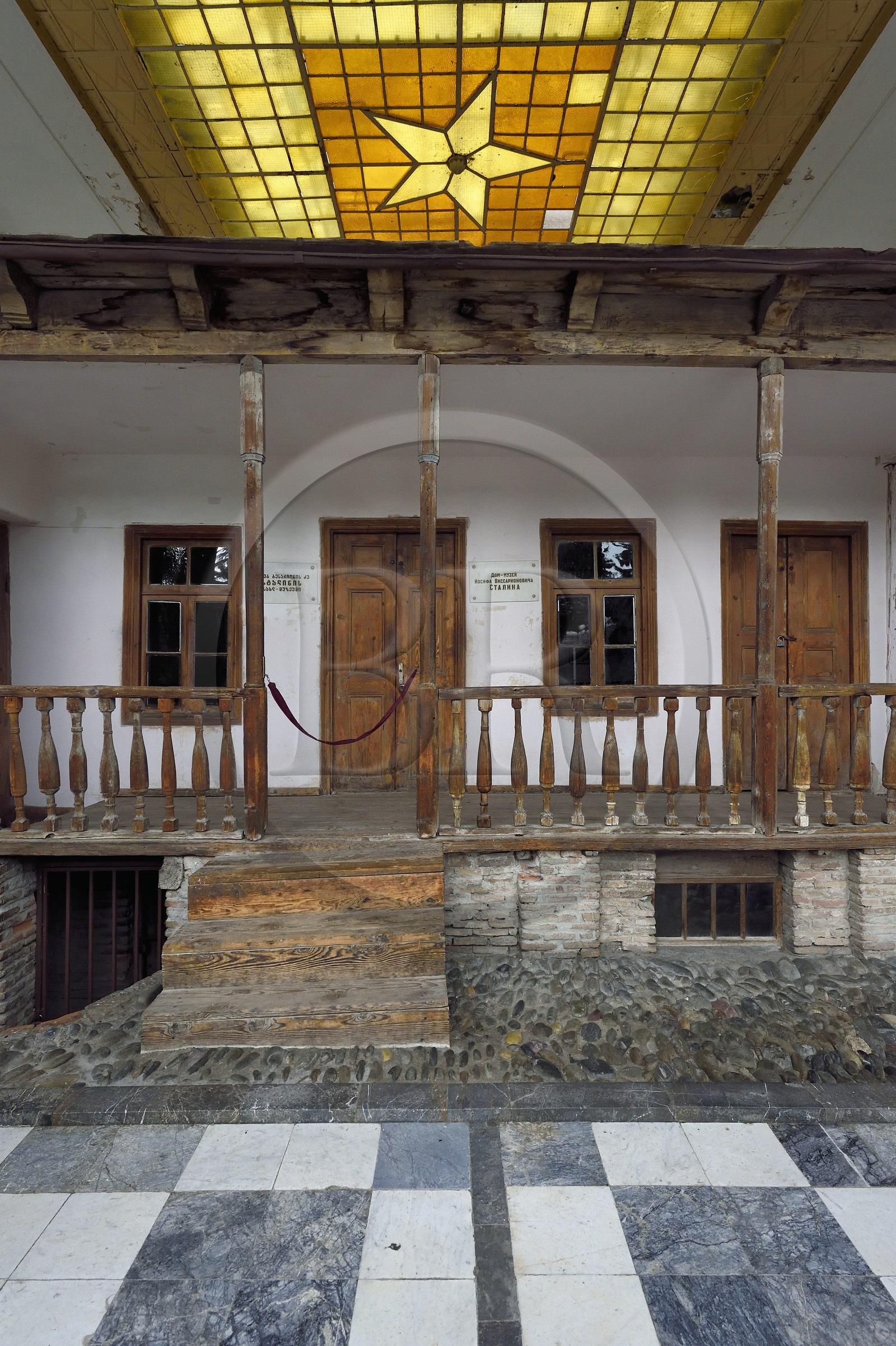 Géorgie, Kartlie intérieure, Gori, ville natale de Joseph Staline, la maison natale de Staline dans son écrin au musée Staline