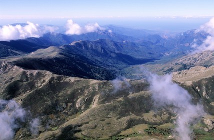 France, Corse-du-Sud (2A), les montagnes corses émergeant des nuages (vue aérienne)
