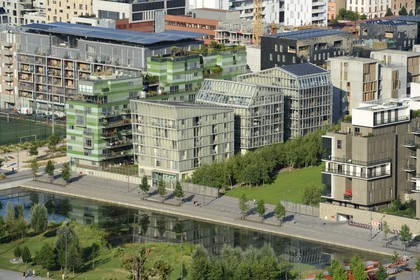 France, Rhône (69), Lyon, nouveau quartier de La Confluence au sud de la Presqu'île, jardin aquatique Ouagadougou et immeubles d'habitation