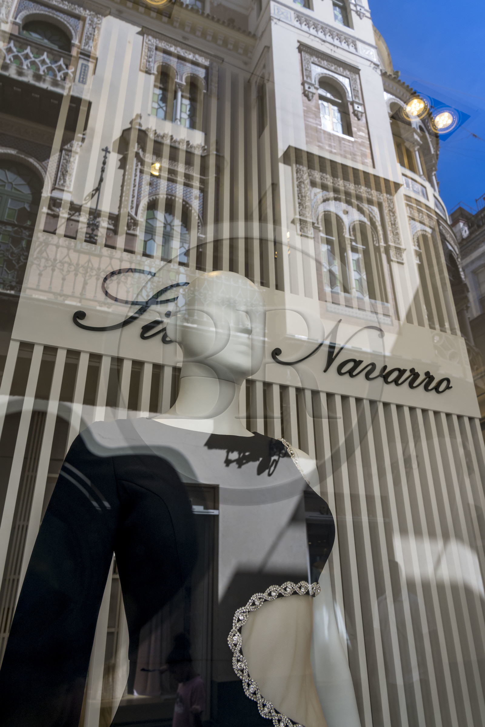 Espagne, Andalousie, Séville, calle Cerrajeria, vitrine de magasin de vêtements