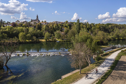 France, Charente (16), Saint-Simeux, La Charente bordée par le chemin de halage devenu aujourd'hui la véloroute la Flow Vélo, le village et l'écluse en arrière plan (vue aérienne)