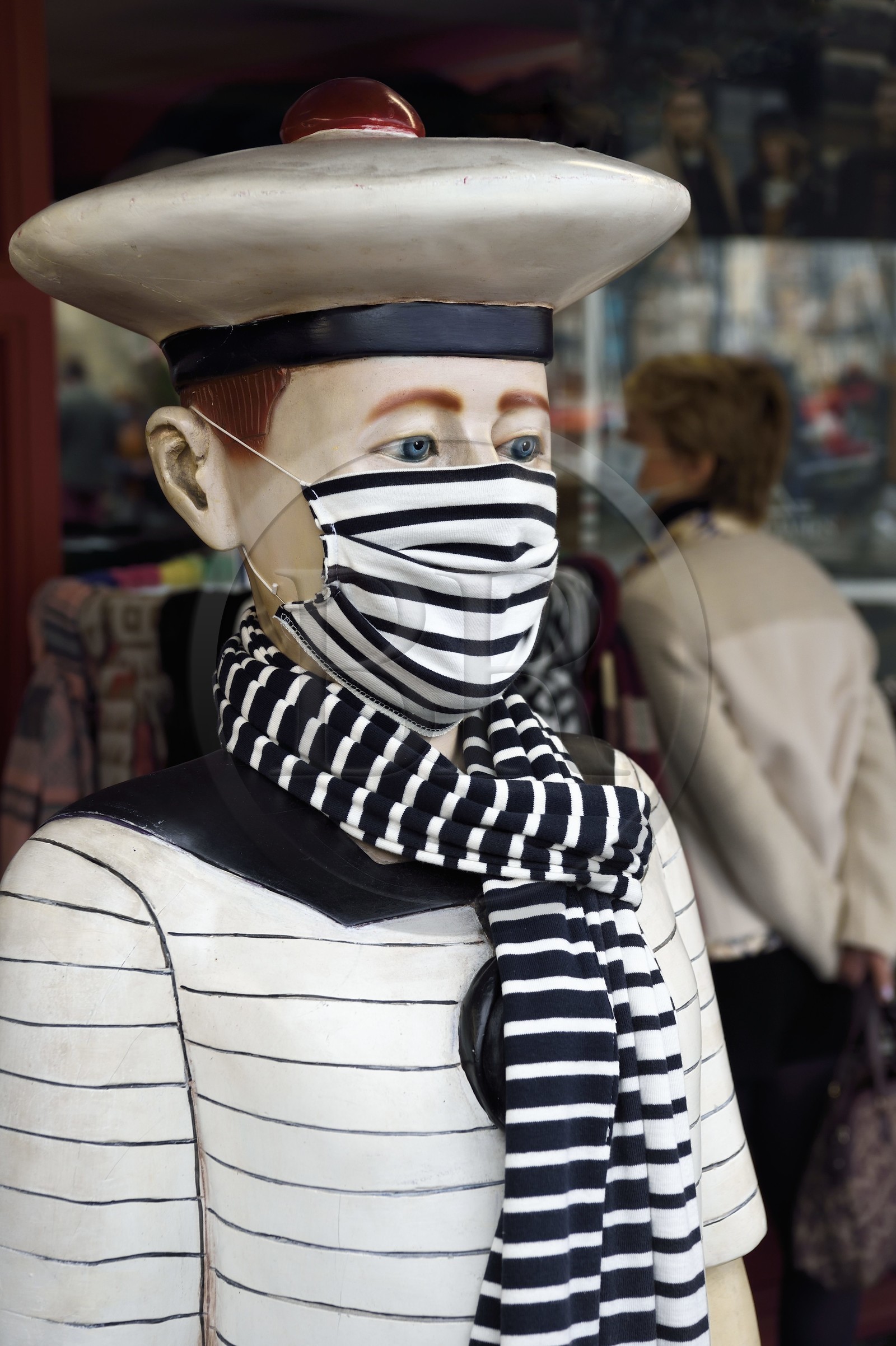 France, Calvados (14), Pays d'Auge, Honfleur, boutique Saint-James, mannequin portant un masque assorti au pull marin
