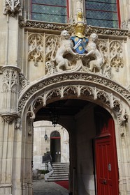 France, Seine-Maritime (76), Rouen, place de la Pucelle, Hôtel de Bourgtheroulde a été bati dans la première moitié du XVIe siècle par Guillaume Le Roux et présente les influences conjointes du gothique flamboyant et de la Renaissance