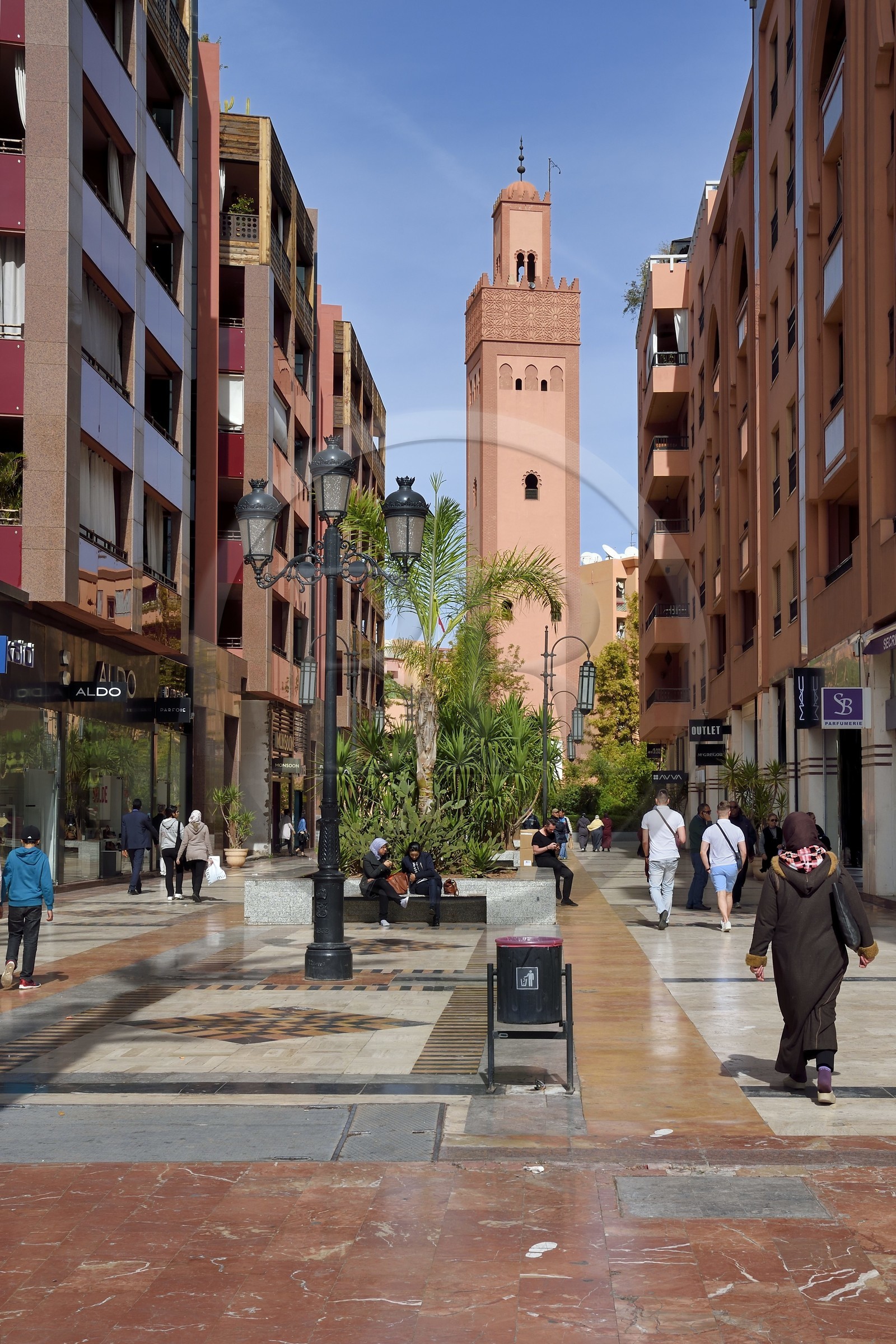 Maroc, Haut-Atlas, Marrakech, ville impériale, quartier moderne, quartier de Gueliz, batiments de style occidental et la mosquée Hassan II (mosquée de Turquie) à côté de la place du 16 novembre