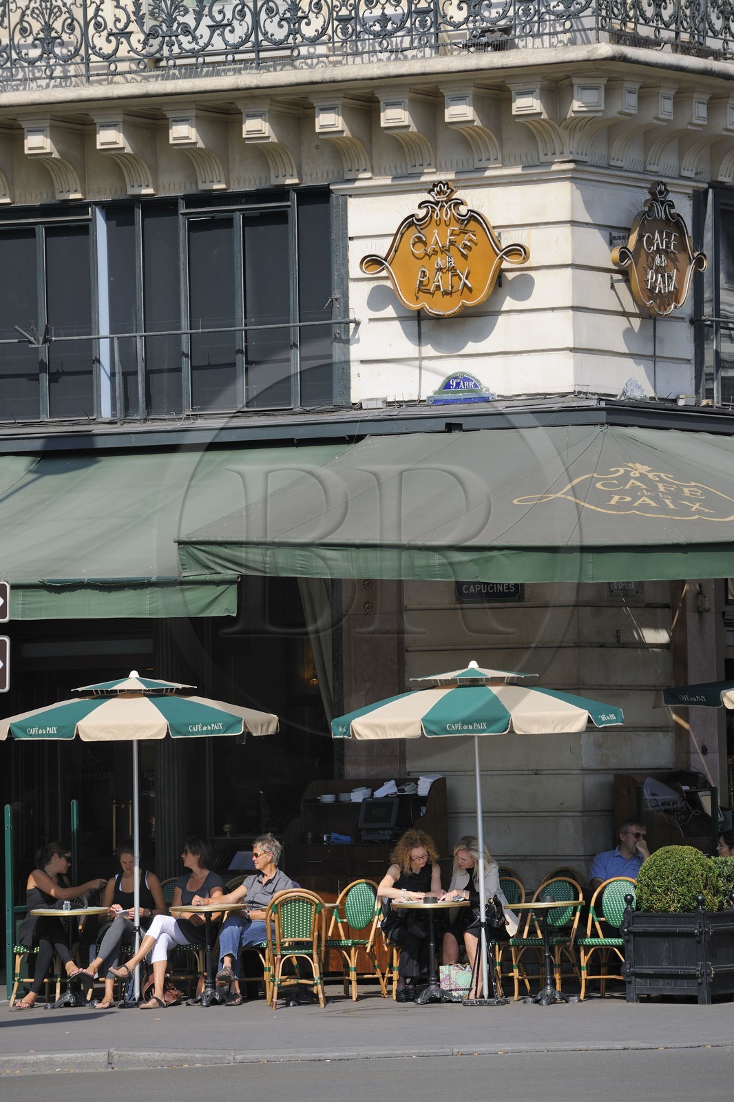 France, Paris (75), terrasse du Café de la Paix place de l'Opéra