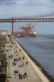 Portugal, Lisbonne, quartier de Belem, les rives du Tage vers le Ponte 25 de Abril, le port de Lisbonne et le Doca de Alcantara en arrière plan