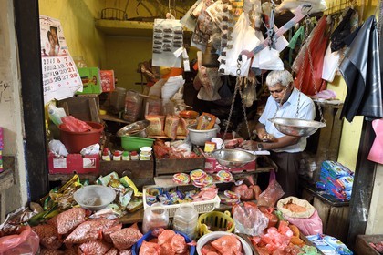 Sri Lanka, province de l'Est, Trincomalee, le marché couvert, vente d'épices