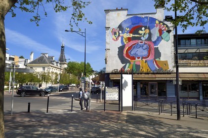 France, Val-de-Marne (94), Champigny-sur-Marne, à gauche l'ancienne mairie au centre ville