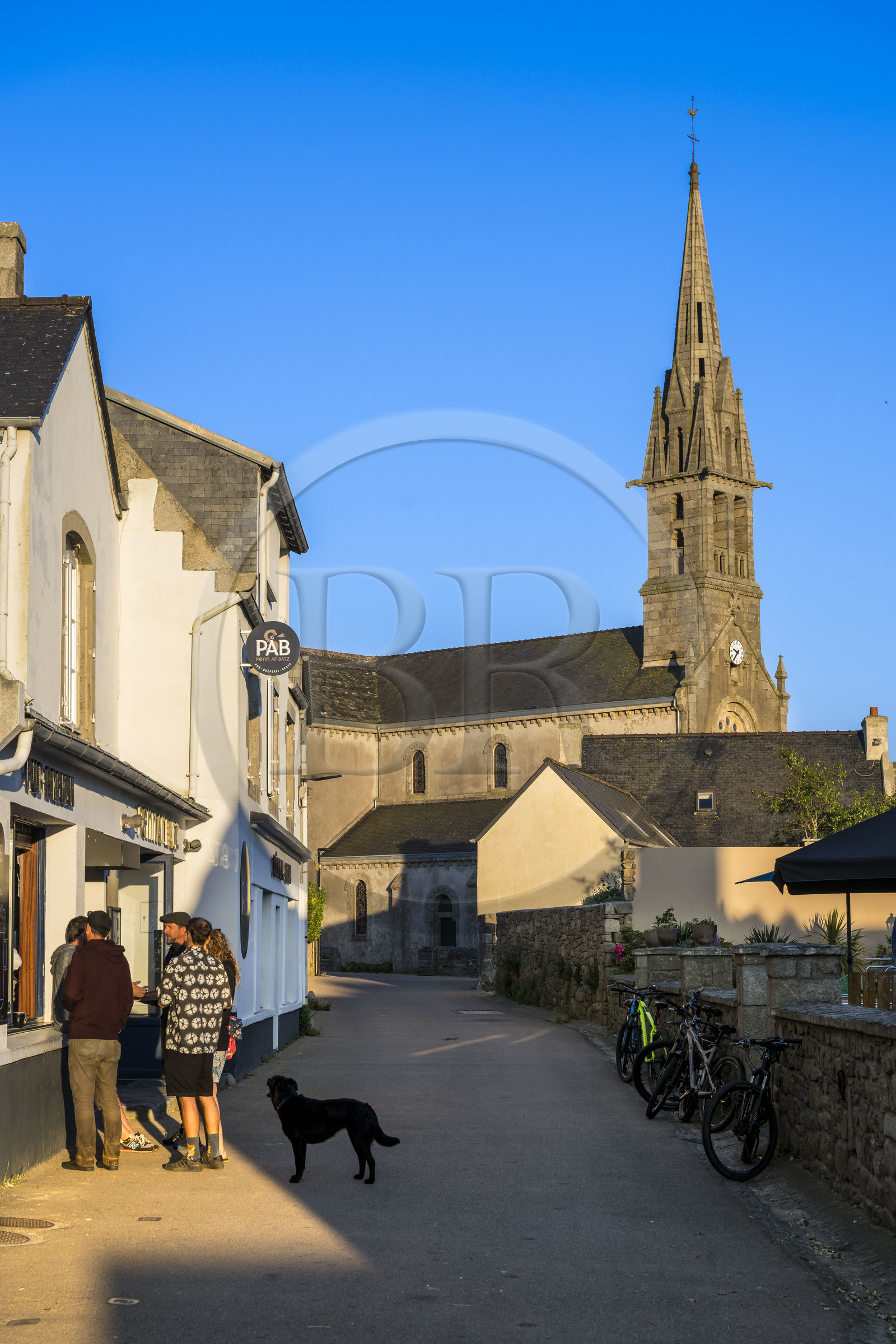 France, Finistère (29), Iles du Ponant, Ile de Batz, restaurant-crêperie Le PAB - Penn Ar Batz et l'église Notre-Dame-du-Bon-Secours dans le Bourg