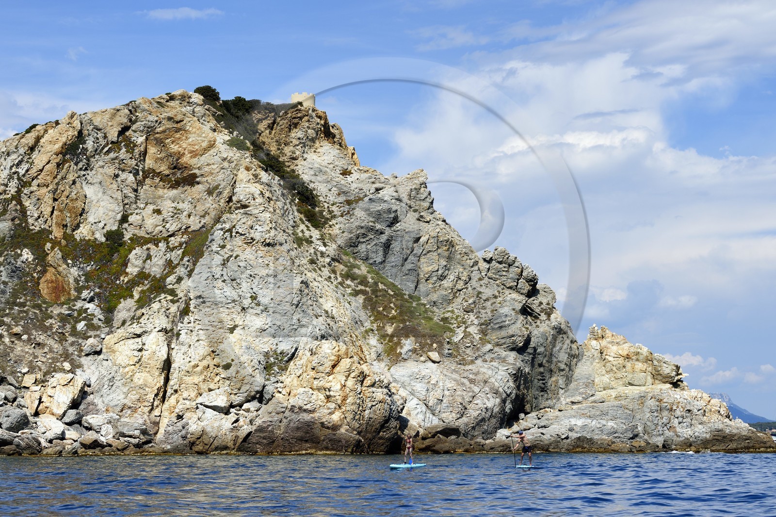 France, Var (83), Six-Fours-les-Plages, Ile des Embiez, Pointe du Coucoussa surplombée par la Tour de la Marine, le champion de windsurf Freestyle Adrien Bosson en randonnée aquatique sur un paddle