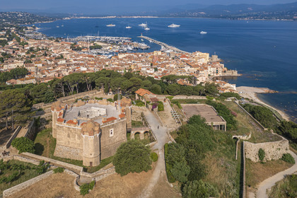 France, Var (83), Saint-Tropez, la citadelle du XVIe siècle qui héberge le musée d'histoire maritime, la ville est en arrière plan (vue aérienne)