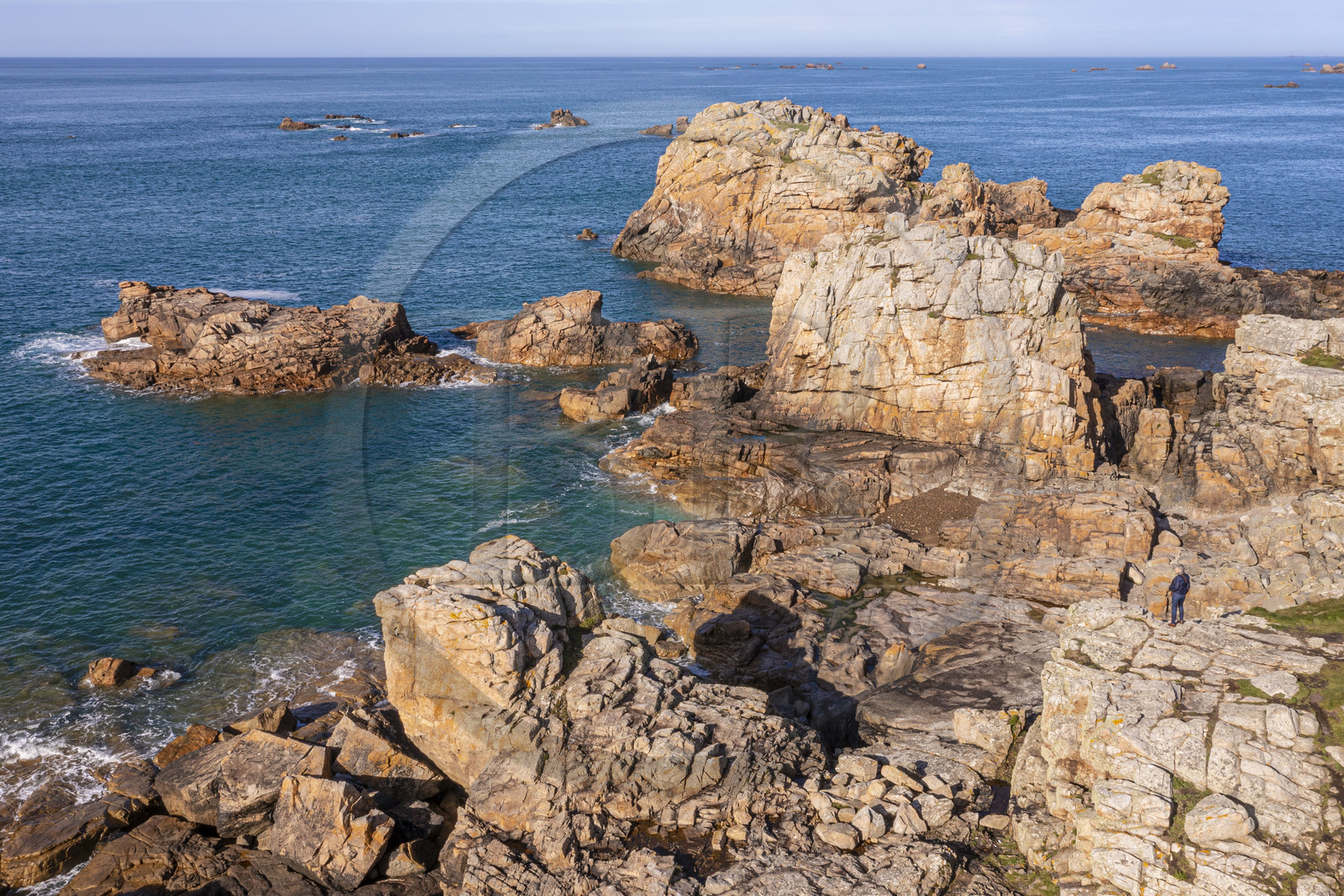 France, Côtes-d'Armor (22), Côte d'Ajoncs, Plougrescant, rochers au lieu dit La Pointe du Chateau sur le chemin de Grande Randonnée GR 34 (vue aérienne)