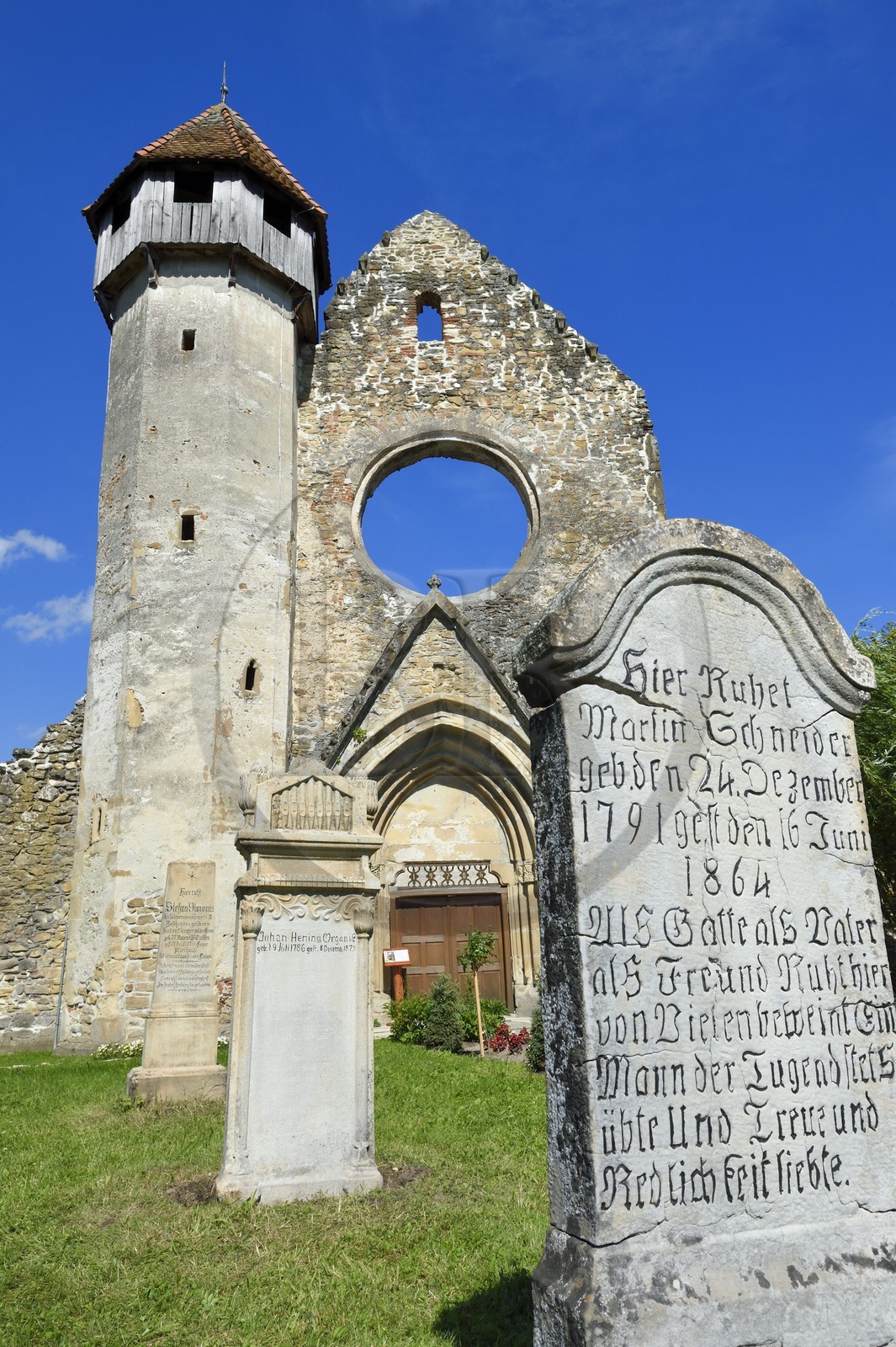 Roumanie, Transylvanie, région de Sibiu et Fagaras, Carta, ancien monastère cistercien de Carta (1205 à 1474), les ruines de l'église abbatiale avait été reconvertie en église fortifiée luthérienne par la communauté de saxons