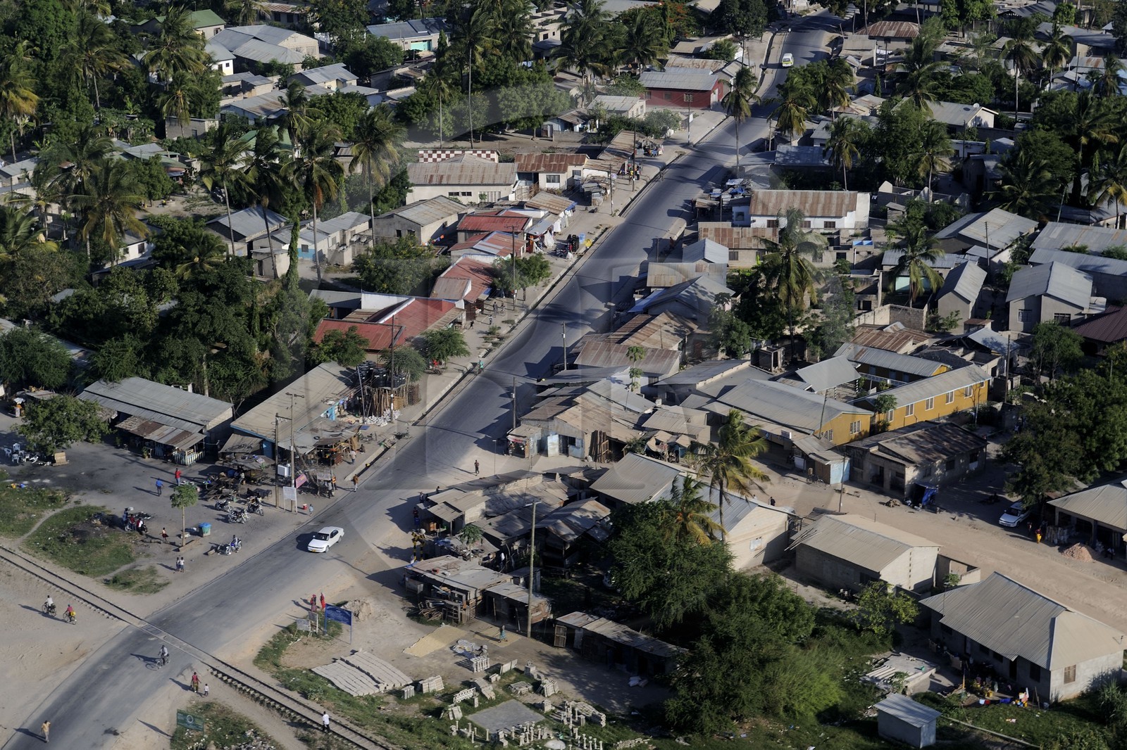 Tanzanie, Dar es-Salaam, la voie de chemin de fer dans un faubourg de la ville (vue aérienne)