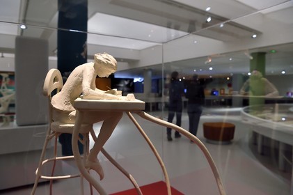 France, Charente (16), Angoulême, Cité internationale de la bande dessinée et de l’image (CIBDI), le musée de la BD dans les anciens chais Magélis, Le Reveur du sculpteur Marc Antoine Mathieu en 2000, inspiré d'un dessin autoportrait de Moebius et de Little Nemo de Windsor McCay