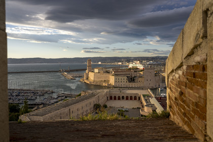 France, Bouches-du-Rhône (13), Marseille, le Fort Saint Jean à l'entrée du Vieux Port vu depuis la Citadelle de Marseille (Fort Saint-Nicolas, le haut fort appelé fort d’Entrecasteaux), le Fort Ganteaume (bas fort Saint-Nicolas) au premier plan