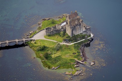 Royaume-Uni, Ecosse, Highland, Dornie, Eilean Donan castle à l'entrée du Loch Duich (vue aérienne)