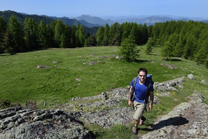 France, Alpes-Maritimes (06), parc national du Mercantour, Haute-Vésubie, vallon de la Gordolasque, vue vers le sud et la mer, le guide de randonnée Gabriel Rougerie au lieu dit Terre Rouge