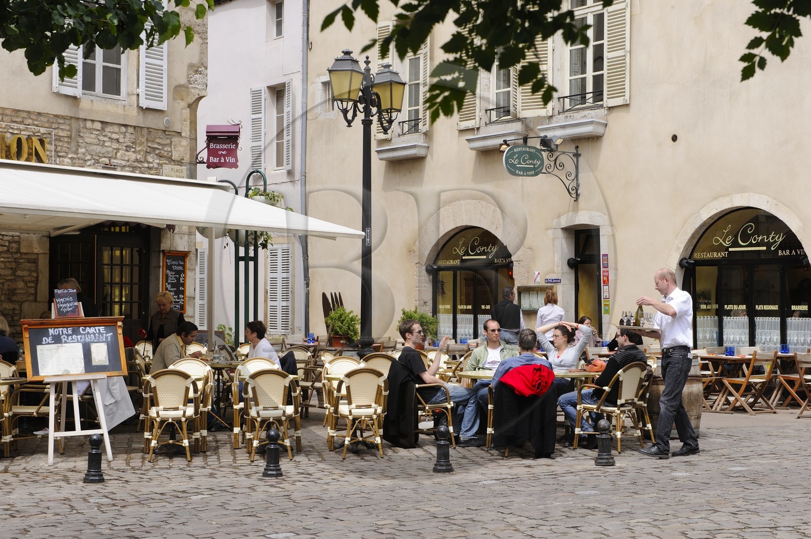 France, Côte-d'Or (21), Beaune, terrasse de restaurant place Felix Ziem