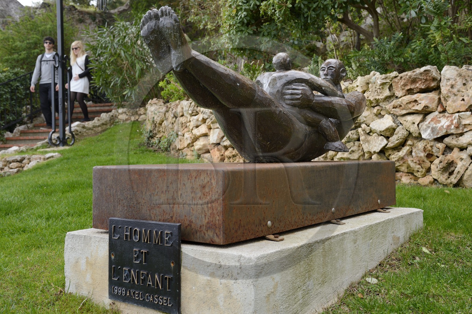 Principauté de Monaco, Monaco, les Jardins Saint Martin, sculpture L'homme et l'enfant par Axel Cassel