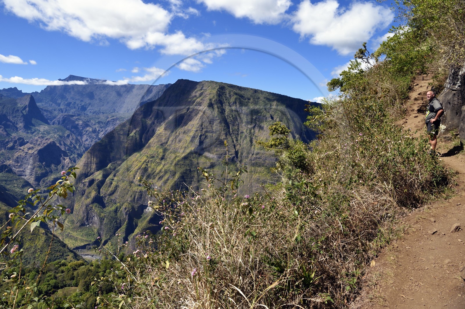 France, Ile de la Reunion, Parc National de la Réunion classé Patrimoine Mondial de l'UNESCO, La Possession, vers le village de Dos d'Ane, randonnée de la Roche Bouteille, randonneur sur le sentier Cap Noir et le Cirque de Mafate à gauche