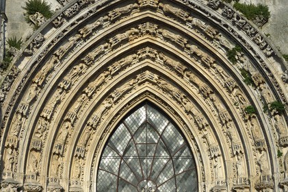 France, Charente-Maritime (17), Saintonge, Saintes, la cathédrale Saint-Pierre, portail occidental gothique sur lequel se déploient des représentations d'anges, d'apôtres et de figures de l'ancien testament