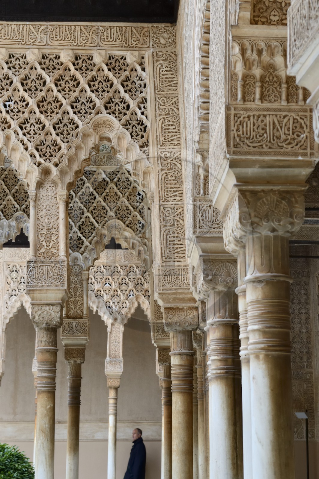 Espagne, Andalousie, Grenade, Palais nasrides de l'Alhambra, classé Patrimoine Mondial de l'UNESCO, colonnes du patio du Palais des Lions (Patio de los Leones)