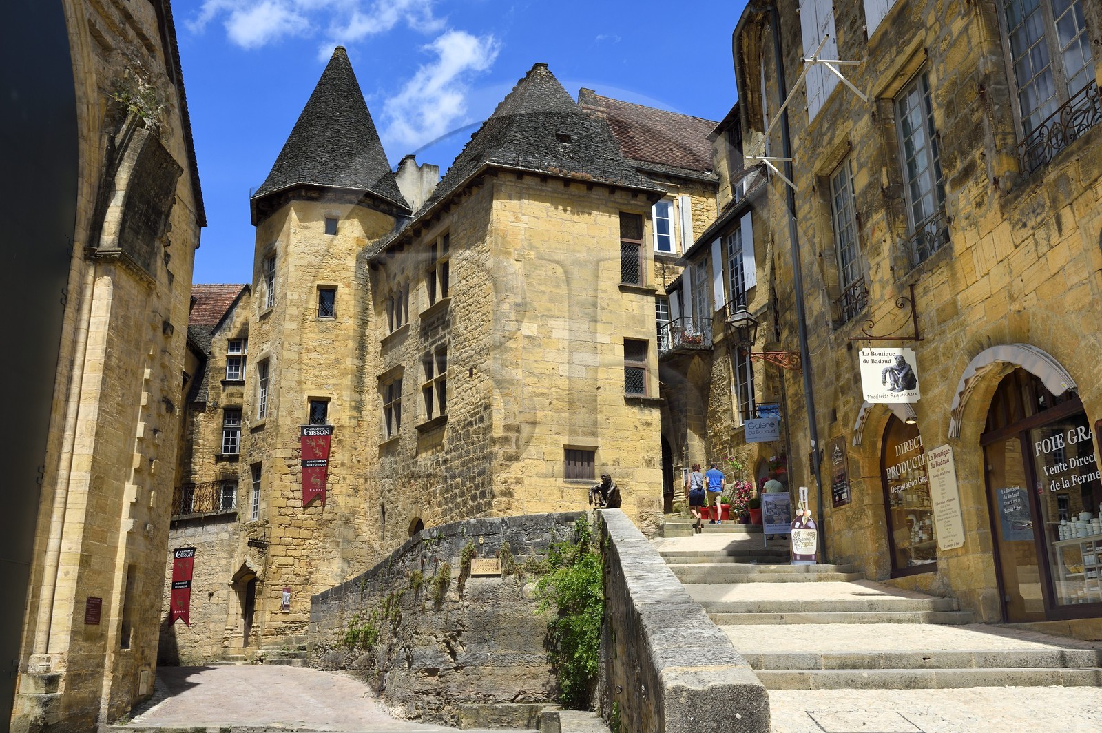 France, Dordogne (24), Périgord Noir, vallée de la Dordogne, Sarlat-la-Canéda, le Manoir de Gisson et la sculpture en bronze Le Badaud par Gérard Auliac