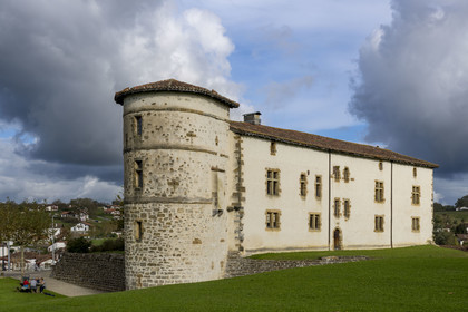 France, Pyrénées-Atlantiques (64), Pays-Basque, Espelette, l'Hotel de Ville hébergé dans l'ancien chateau des Barons d'Ezpeleta
