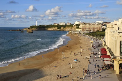 France, Pyrénées-Atlantiques (64), Pays-Basque, Biarritz, la Grande Plage, le casino, l'Hotel du Palais et le phare