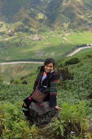 Vietnam, province de Lao Cai, région de Sapa, jeune femme de la minorité Hmong Noir surplombant sa vallée de Hau Thao