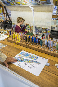 France, Hérault (34), Lodève, Manufacture de la Savonnerie unique annexe de la Manufacture Nationale de tapis de la Savonnerie des Gobelins, réalisation par la licière Kristell Corbinais sur un métier à tisser d'une tapisserie de siège pour banquette L'Iris dans la vallée dessinée par Philippe Borderieux, action de la tonte