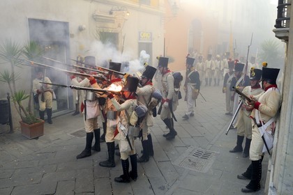 Italie, Ligurie, Sarzana, Napoleon Festival, soldats autrichiens faisant feu sur l'ennemi dans la Via Mazzini rue principale de la vieille ville