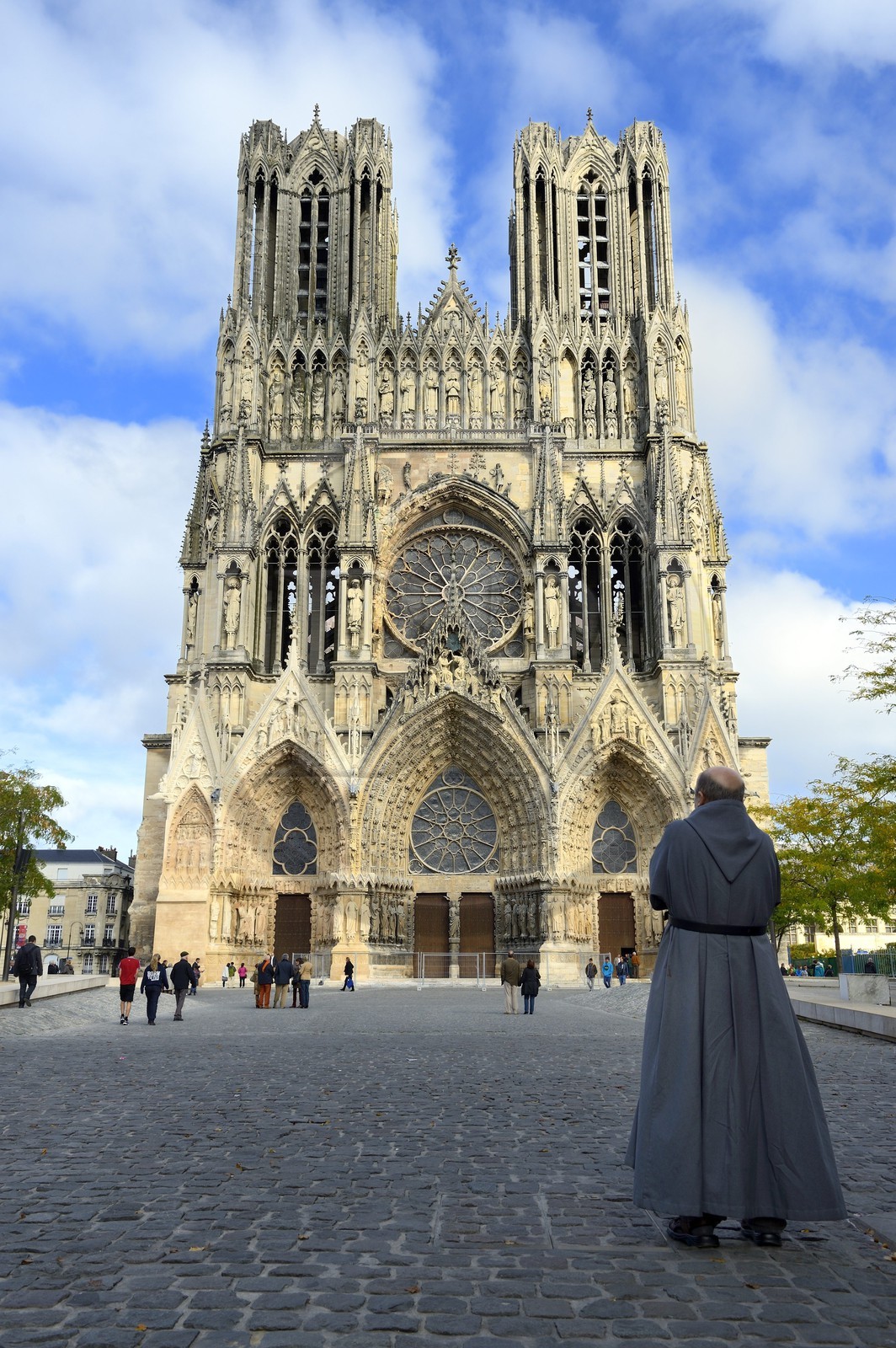 France, Marne (51), Reims, la cathédrale Notre-Dame de Reims, classée Patrimoine Mondial de l'UNESCO, la facade occidentale et moine sur le parvis