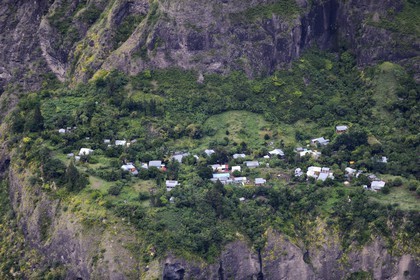 France, Ile de la Reunion, le cirque de Mafate, classé Patrimoine Mondial de l'UNESCO, petits villages isolés (Ilets) vers la Roche Plate accessibles seulement à pied ou par hélicoptère (vue aérienne)