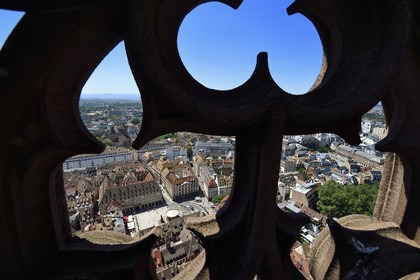 France, Bas-Rhin (67), Strasbourg, vieille ville classée au Patrimoine Mondial de l'UNESCO, la place Gutenberg vue depuis le sommet de la cathédrale Notre-Dame