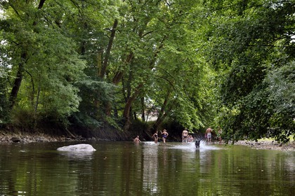France, Dordogne, Périgord Noir, canoeing down the Auvezere river between Cherveix-Cubas and Tourtoirac