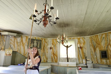 Suède, Comté de Vasterbotten, Umea, musée en plein air Gammlia et Vasterbotten museum, l'église Helena Elisabeth à l'origine une chapelle de pêcheurs sur l'Ile de Holmö datant de 1803, allumage des bougies