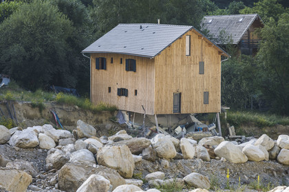 France, Alpes-Maritimes (06), parc national du Mercantour, Haute-Vésubie, Saint-Martin-Vésubie, la vallée reste très touchée par la tempête Alex du 2 octobre 2020, maison aujourd'hui abandonnée menacant toujours de s'effondrer