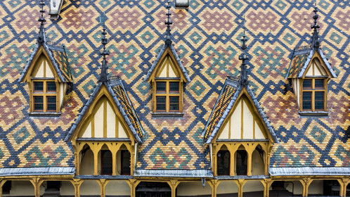 France, Côte-d'Or (21), Beaune, zone classée Patrimoine Mondial de l'UNESCO, Hospices de Beaune, l'Hôtel-Dieu, les toits couverts de tuiles vernissées et colorées (vue aérienne)