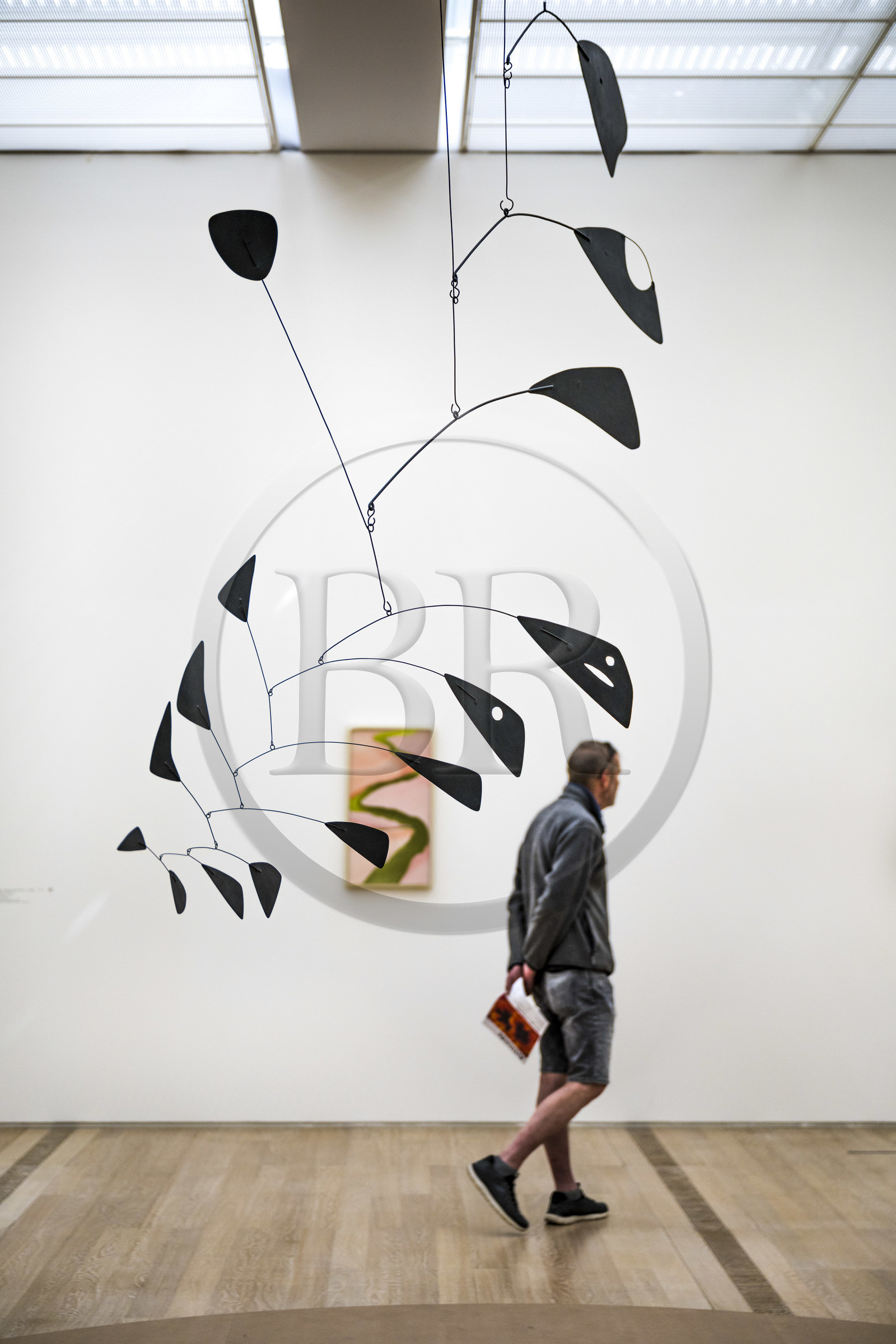 Suisse, Bâle, Riehen, fondation Beyeler, Mobile noir avec trou (1954) de Alexander Calder