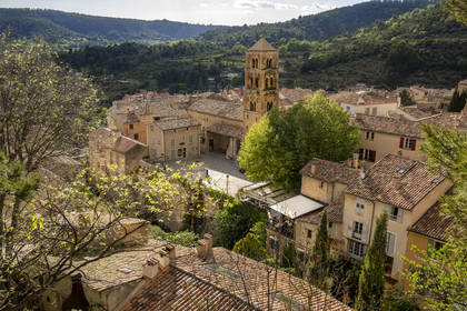 France, Alpes-de-Haute-Provence (04), Parc Naturel Régional du Verdon, Moustiers-Sainte-Marie, labellisé Les Plus Beaux Villages de France, l'église Notre-Dame-de-l'Assomption avec son clocher du XIIe siècle en tuff
