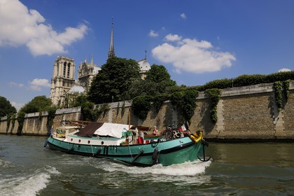 France, Paris (75), Ile de la Cité, une péniche passant devant la cathédrale Notre-Dame